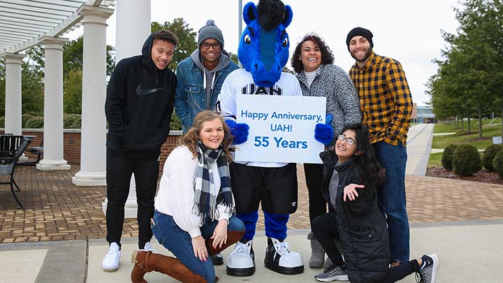 Students posing outside with ϲʿ mascot.